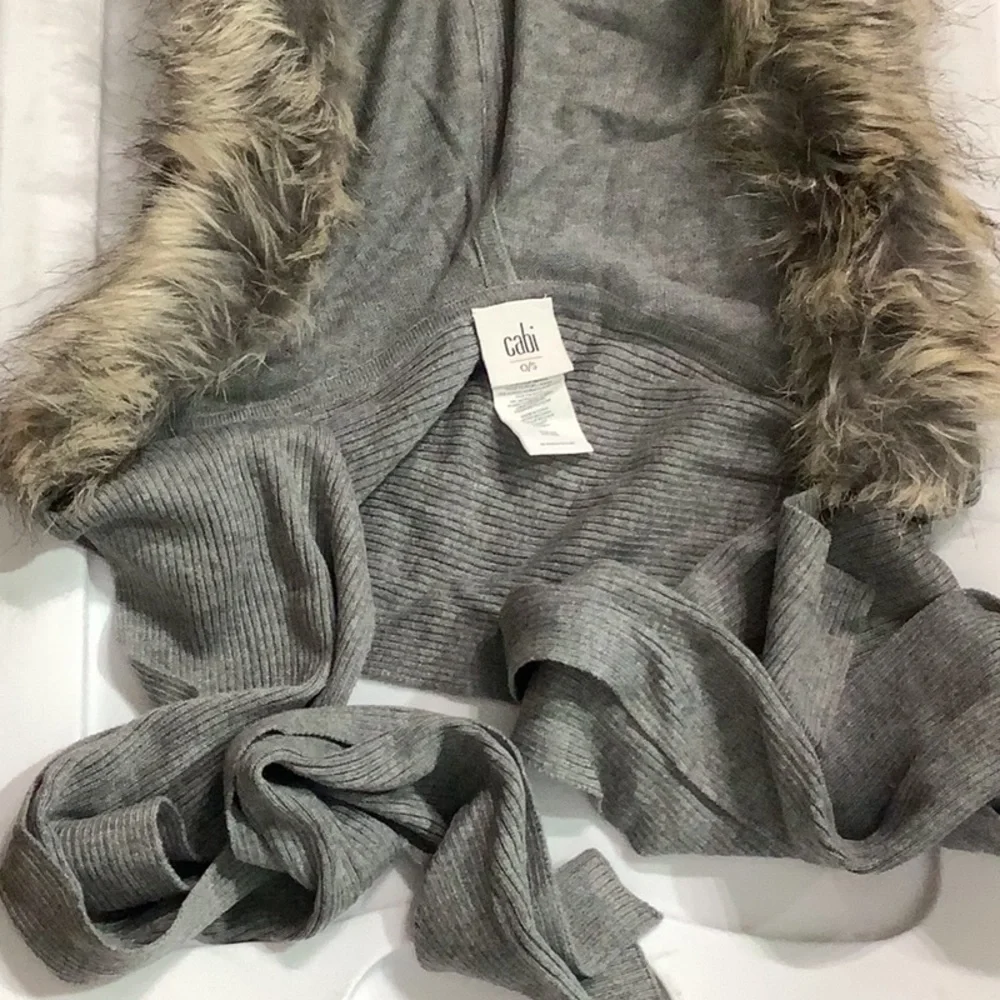 cabi - OS - faux Trim hooded scarf - grey and textured - very stylish and soft